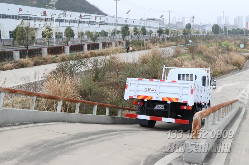 雙排輕卡,出口非洲,十堰泛亞貿(mào)易,汽車出口,四驅(qū)輕卡